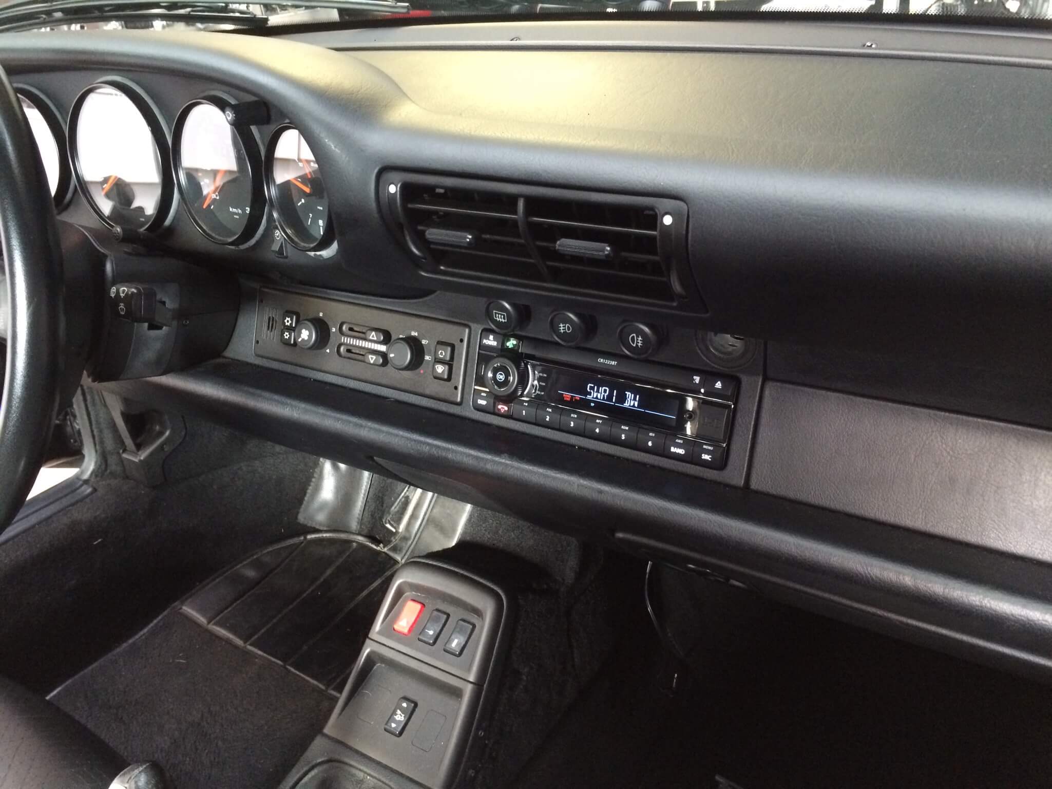 Kienzle DAB Autoradio eingebaut im Porsche 911 Armaturenbrett